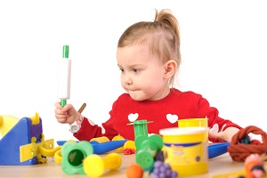 mała dziewczynka z zabawkami,artykuły plastyczne dla dzieci